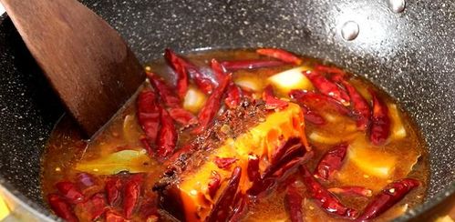 一包火鍋底料搞定麻辣小龍蝦 簡單配料，絕佳風味